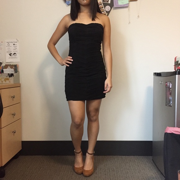 Forever 21 Dresses & Skirts - 💋 Strapless Little Black Dress